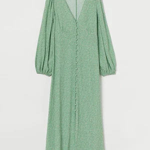 Intressekoll slutsåld klänning - Intressekoll på denna otroligt fina klänningen. Helt ny och kollar om någon är intresserad innan den blir skickad tillbaka för retur. Finns en liten skada som tas Kort på om man är intresserad 💕 Strl 46, men passar även 44