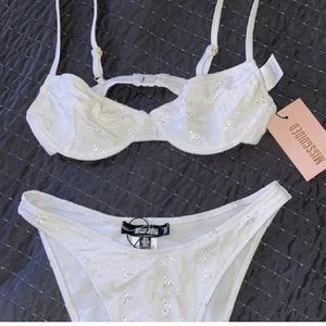 Underwire bikini  - bikini från missguided i stl 34. Endast testad (underdelen testad över underbyxor + plastskydd kvar). Superfin till sommaren och är inte genomskinlig! 170kr för båda 