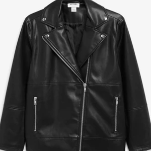 Oversized skinnjacka - En svart oversized skinnjacka från monki säljes nu. Inköpt i slutet av förra sommaren men är i väldigt fint skick! Den sitter så snyggt och passar till alla tillfällen. Nypris: 600kr, säljes för 250kr.