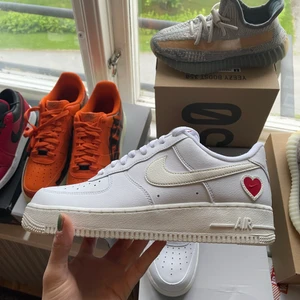 AF1 valentine - Air force 1 Valentine. Helt nya och oanvända. Skickas snabb och spårbar. Undrar ni över något? Skriv så svarar jag så fort jag kan 🙂
