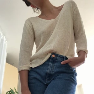 Stickad tröja vit S/M - Fin, somrig vit/ljus beige tröja som är supermjuk. V-ringad.