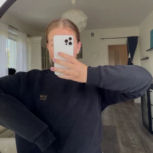 Hov1 merch - säljer en Hov1 sweatshirt. Svart långärmad med en guldig krona. Använd men fortfarande i bra kvalite! 💚 KAN MÖTAS UPP I VÄSTERÅS ANNARS STÅR KÖPAREN FÖR FRAKTEN‼️