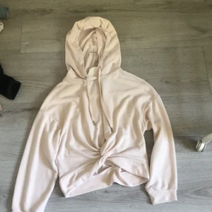 Skruvad hoddie  - Andvänd ett antal ggr säljer billigt, tunt material, storlek 38 men passar som en xs/s