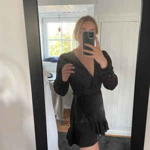 Brun Klänning - Säljer denna bruna klänning som man knyter från bikbok. Endast använd en gång. 