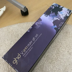 Plattång - Jättefin plattång i bra skick från ghd, förpackning och andra tillbehör som ingick finns med, original pris är 1250 kr.