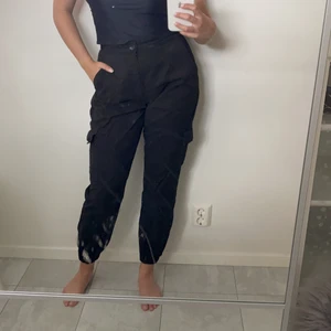Svarta byxor  - Skönt material, med 6 fickor