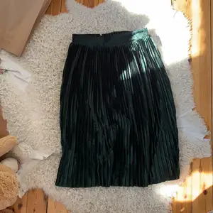 Säljer min Zara mörkgröna kjol i ett tyg som liknar samer, den är alltså lite tjockare! slutar strax under knäna på mig dom är 167 cm. använd någon dag enstaka gång