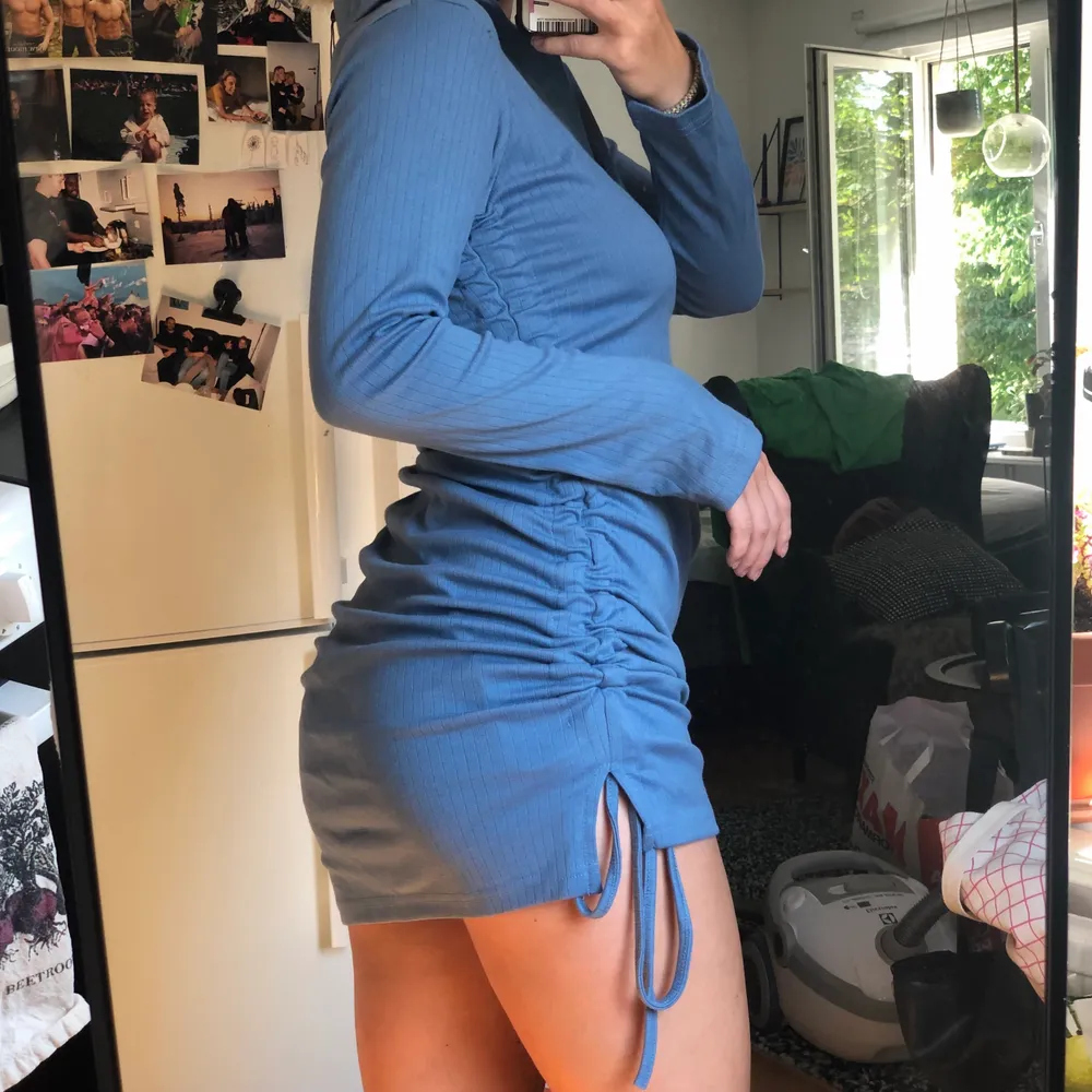 Riktigt snygg klänning i suuuperfin blå färg!!💙💙 Älskar den men den är tyvärr lite för stor på mig. Går att ändra längd med snören på båda sidor. Den är tjock och av bra kvalité. Helt ny med prislapp kvar! Jag är 168 lång för referens.. Klänningar.