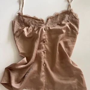 Topp, beige - Säljer fin topp från märke chict. Använd endast 2 ggr. 