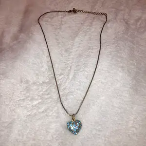 Säljer detta halsband med ett blåt hjärta som hänge💙🤍 Är i fint skick, kan endast behöva en liten polering:)