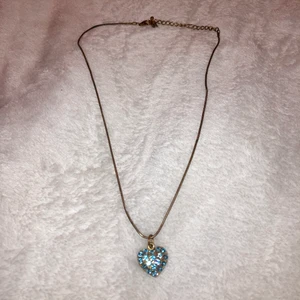 Hjärt halsband - Säljer detta halsband med ett blåt hjärta som hänge💙🤍 Är i fint skick, kan endast behöva en liten polering:)