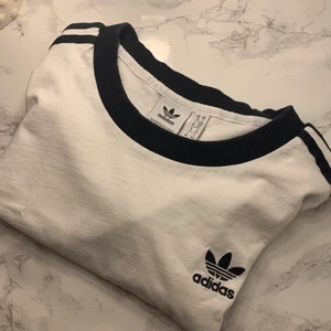 adidas t-shirt - fin t-shirt från adidas, använd fåtal gånger.       storlek: S passar även Xs