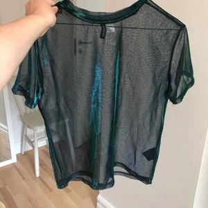 Spacetopp från Hm divided - Meshtopp från Hm divided med olika färger som skimrar 💿 Storlek xs men upplevs som S 
