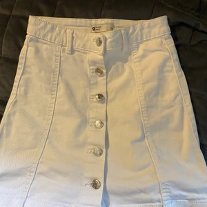 Gina tricot kjol - Jätte fin vit kjol som funkar till allt 