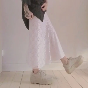 Spetskjol med små pärlor - Otroligt vacker vit spetskjol med små genomskinliga ”pärlor”! Den har hög midja, kan bifoga bilder! Står ingen storlek men passar mig som är en stor S. Använd 1 gång. 100kr plus frakt! 