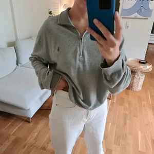 Ralph Lauren tröja - Jättefin vintage tröja i herrstorlek XL men sitter jättefint oversize på mig som är S/M. Dragkedjan har tappat sin sin lädertagg till dragkedjan, annars i perfekt skick. Frakt tillkommer.