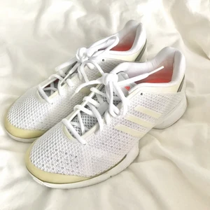 Adidas x Stella McCartney Barricade Tennis Shoes - Adidas Barricade tennisskor designade av Stella McCartney. Kan användas som träningsskor eller vardagsskor. Storlek 40. Nyskick (helt oanvända - men gummit på skorna har gulnat av solen).