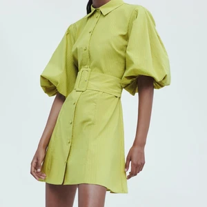 ZARA grön puffklänning - Underbar grön kortklänning med puffärmar och bälte i midjan! Bra skick förutom att en knapp lossnat i mitten, men det följer med en extra knapp som sitter på insidan av klänningen. Strl XL men passar även mindre tack vare bältet!