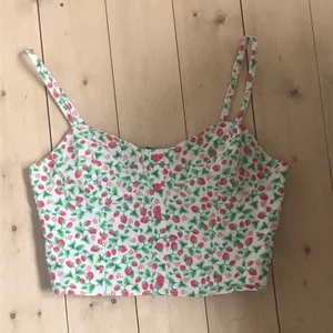 Smultrons linne/topp - Säljer denna super söta toppen med smultron på🍓🍓 köpare står för frakten.
