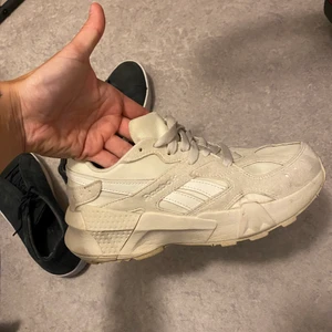 Reebok sneakers - Skit sköna men använder aldrig. Storlek 36,5. Köparen står för frakten