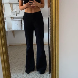 Svarta kostymbyxor - Så fina kostymbyxor från madlady som jag säljer då jag har flera svarta kostymbyxor. Superfina i lite flaread modell med fickor och pressveck fram. Väldigt skönt och stretchigt material och jag har haft dem både hög och lågmodjad de få gånger jag använt dem. Säljer för 150kr + frakt💓