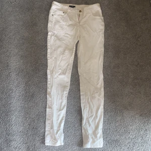 Vita jeans - Vita jeans från hm med guldig dragkedja och knapp.