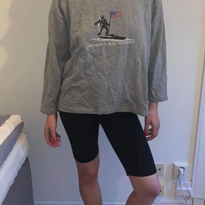 Grå collegetröja  - Snygg collegetröja, passar S-M