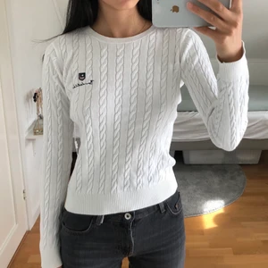 Kabelstickad tröja - Fin kabelstickad tröja från Bondelid💐 Fint skick! Köp gärna flera saker från min sida för att tjäna på frakten! Säljer mycket billigt💕