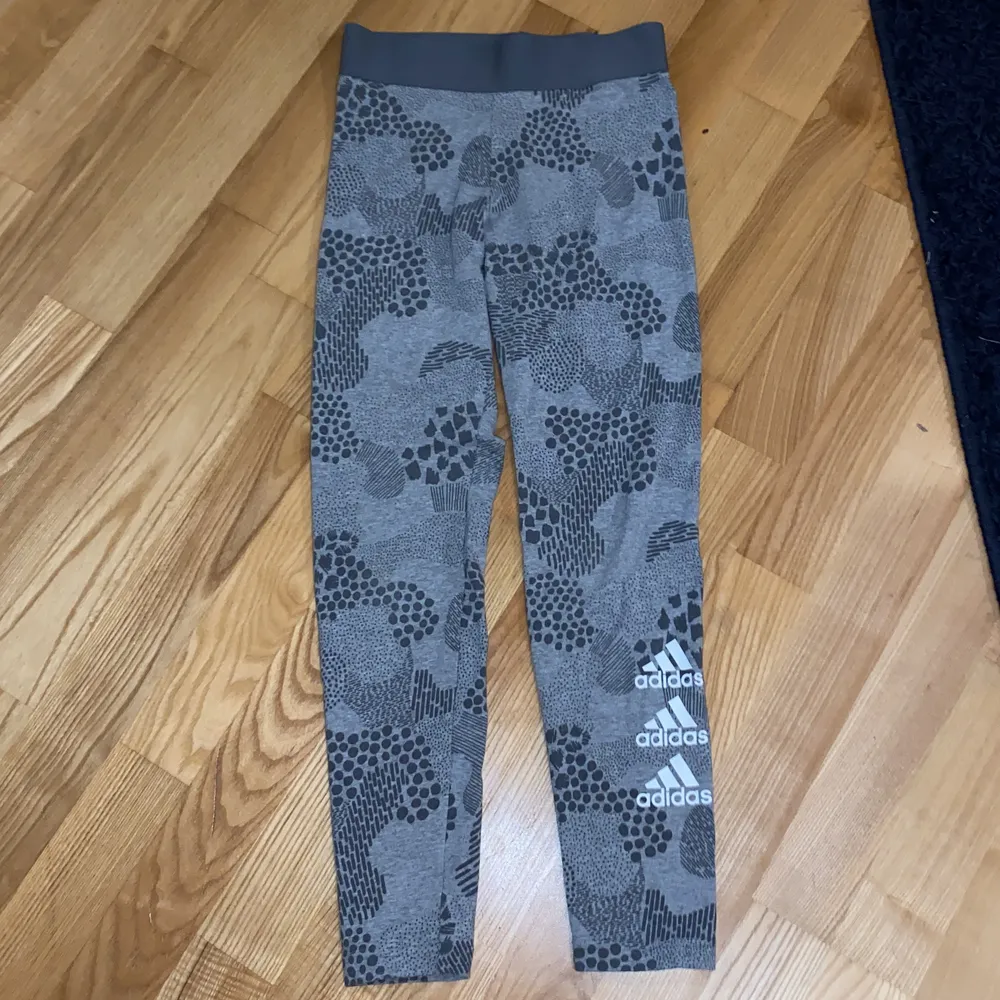 Säljer ett par adidas träningsbyxor i storlek 152, Användt dom 1 eller 2 gånger och dom kommer aldrig till användning :) säljer för 55kr. Jeans & Byxor.