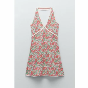 Halterneck klänning 💐 - Sjukt snygg klänning från Zara oanvänd med prislapp kvar!🤩 Storlek M, passar även de som har mindre storlek i klänningar💕 