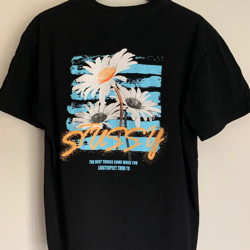 Säljer min stussy t-shirt, använd 1 gång och säljer pga att den inte kommer till användning. . T-shirts.