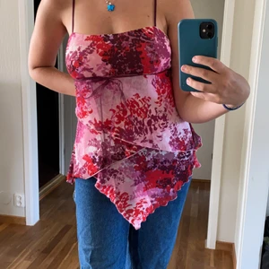 super gulligt linne 🦋 - säljer detta trendiga och supergulliga linne 💖 storlek S. Köparen står för frakten🚛💗 KOLLA IN MIN SIDA FÖR FLER PLAGG 😍