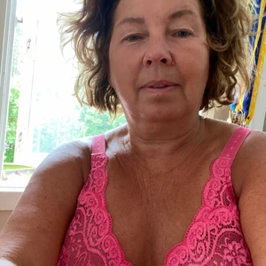 Triumph bh trosa set - Oanvänd trosa och bh från Triumph. Storlek trosa M /38 bh 80F , cerise sitter bra, fin kvalitet.