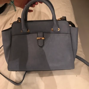 Väska  - Fin väska köpt i london, fint skick, får med långt band som är justerbart❤️