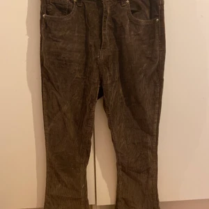 Bruna shein byxor - Säljer dessa bruna highwaisted byxor från shein. Skriv i Dm om intresses, köparen står för frakt❤️❤️