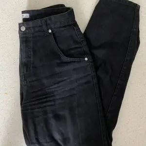 Svarta mom jeans från Pull&Bear, storlek 38. Använda men är i bra skick! Köparen står för frakt.