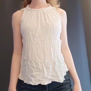 Gulligt vit linne! - Super fin topp till sommaren (och annars oxå ;)! Lite skrynklig på bilderna men superfint skick! Märke: (se bild 2.?) Stl: XS/ S. Skriv för fler bilder eller frågor 🥰🌸 