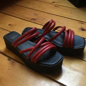 Platåsandaler strl 37 - Platformssandaler av märket vagabond, använda fåtal gånger då dom är för små för mig :( dom har inga skador och är i nyskick :)