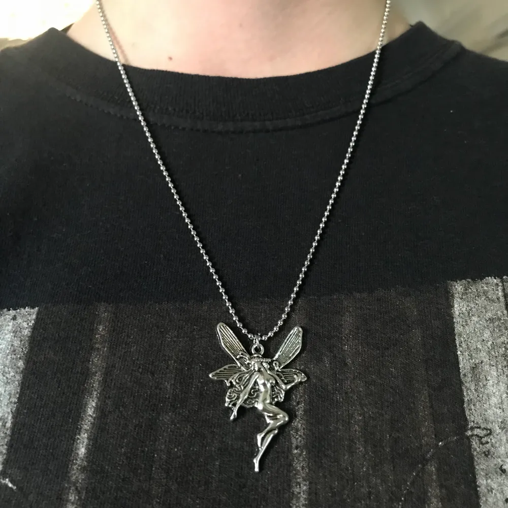 Fairy-halsband i silverfärg 🧚🏽‍♀️🍂  Välj mellan vanlig kedja och kulkedja, på andra bilden kan du se de två alternativen. Frakt tillkommer på 12kr 🧷🧚🏽‍♂️. Accessoarer.
