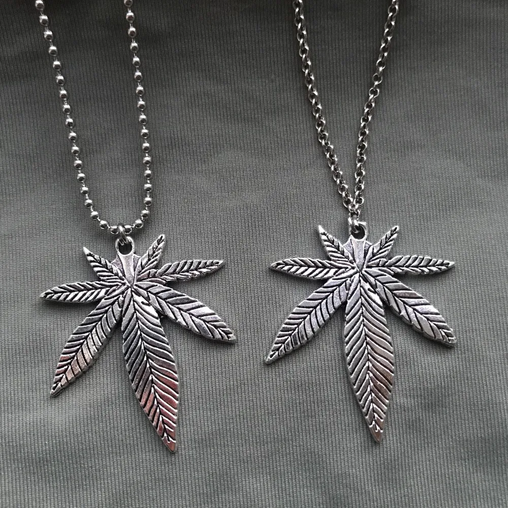 Cannabis-halsband i silverfärg 🌱🗿 Välj mellan vanlig kedja och kulkedja, på andra bilden kan du se de två alternativen. Frakt med frimärken tillkommer på 18kr 🧷🔥. Accessoarer.