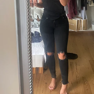 Skinny Jeans med hål - Vill inte inse detta men det är dags att sälja mina favoritjeans 💔 Anledningen till detta är att de har blivit lite små för mig.  Dessa Jeans är stretchiga och har en normal midja, alltså inte högmidjade och inte lågmidjade.  I dessa jeans kommer huvuden vändas när du går förbi det lovar jag!