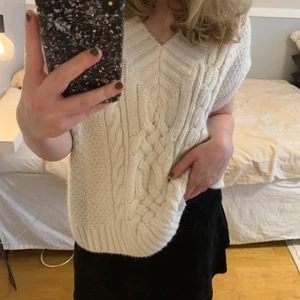 Stickad väst - Säljer denna söta stickade väst från HM. Beige färg. Fint skick. Strl M men sitter fint på en S också. Pris kan diskuteras.