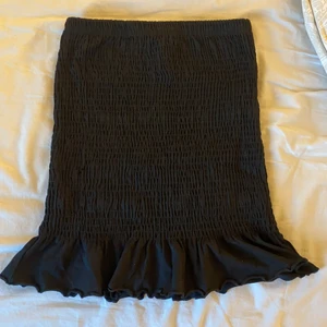 Tajt kjol med volang - Superfin kjol som är tajt upptill och en volang vid ändan, formar kroppen superfint och är väldigt stretchig så den formar sig efter kroppen. 150kr+frakt🥰