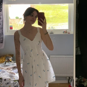 korsett-klänning missguided - Behöver tyvärr sälja min magiska klänning med inbyggd korsett ifrån missguided då den blivit för liten för mig (är 175). Jag är i storlek M, passar någon med storlek S. Har bara använt den en gång så den är i nyskick! Frakt tillkommer💘 (köpt för 500kr)