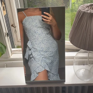 Kkänning  - Säljer min fina klänning från shein. Väldigt skön och luftig samt har band man kan dra åt i axlarna. Dragkedja i sidan samt knytning i sidan som man kan knyta åt efter önskemål. Nypris 169kr mitt pris 100kr +frakt 