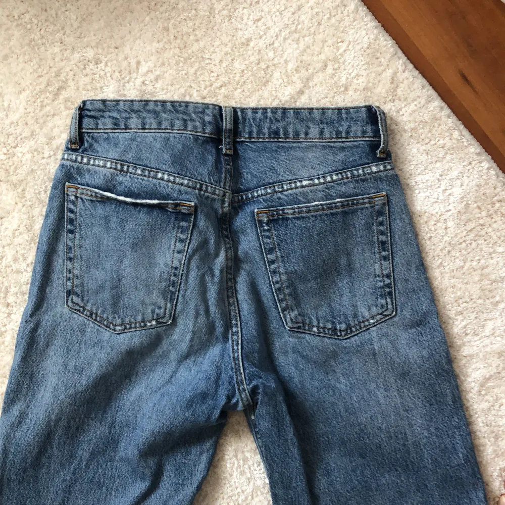 Säljer dessa jeansen från zara då de inte passar mig längre. Priset börjar på 100kr. Jeans & Byxor.