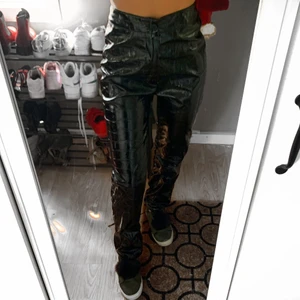 Byxor Crocodile Print - Svarta skinnliknande byxor med krokodilmönstrad print. Dem är lite för stora för mig som är xs så skulle säga att de passar 36/S. Från SHEIN 