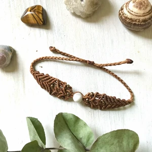 Vit Howlite armband macrame - White Howlite is a stone for expanding into the unknown and find ambition. A tender yet strong, mind opening yet focusing quality. Orange thread and metal beads. The color orange is for creativeness and passion, sacral chakra.