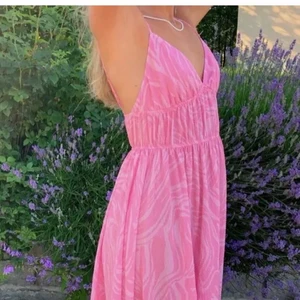 Populära hm klänning - Populära hm klänningen. Så fin och verkligen superlite använd. Lite fel storlek för mig då det skulle passa en small bättre än medium. Klänningens band är reglerbara samt stretch vid midjan. Säljer vid ett bra bud.