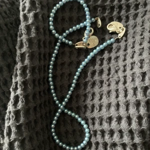 Pärlhalsband med matchande armband - Pärlhalsband i ljusblått och choker-modell med matchande armband💙